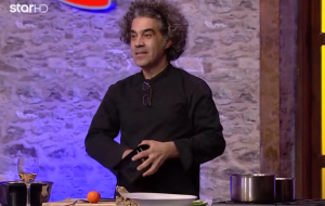 MasterChef 10: Ο Αντώνης που πίνει κρασί, τραγουδάει, μαγειρεύει και λέει ανέκδοτα (Βίντεο)