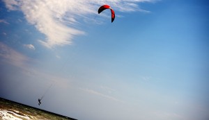 Σοβαρός τραυματισμός τουρίστριας που έκανε Kite Surf στη Νάξο