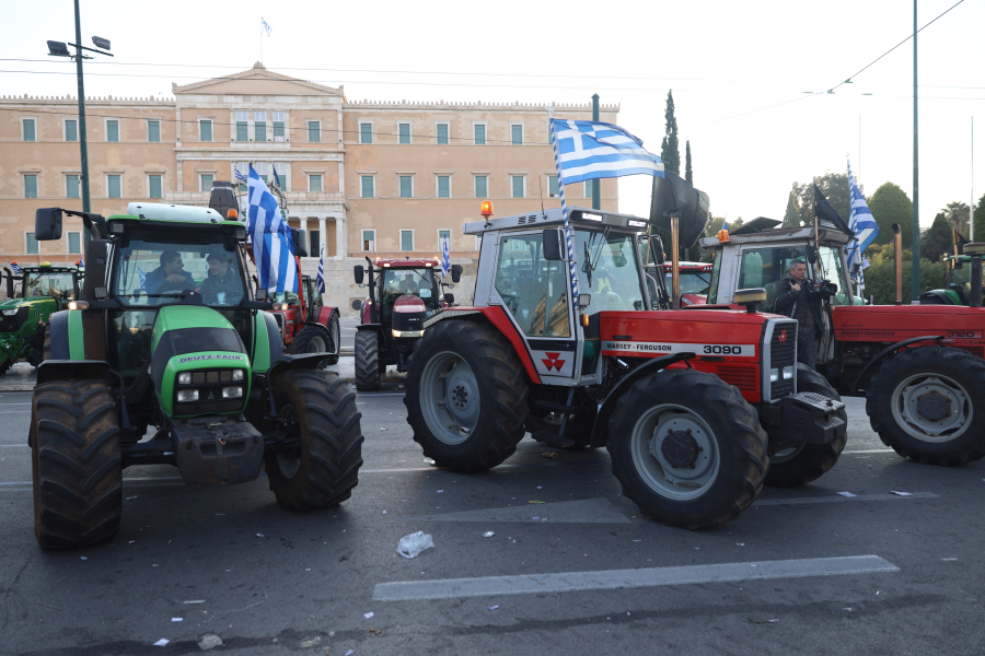 Διανυκτέρευσαν στο Σύνταγμα οι αγρότες: Φεύγουν στις 11:00 τα τρακτέρ – Σε ισχύ κυκλοφοριακές ρυθμίσεις