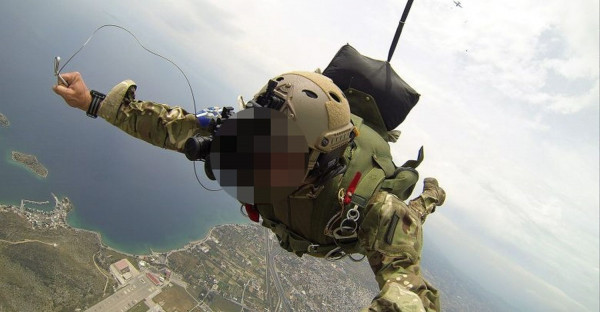 Άλματα στη μνήμη του νεκρού αλεξιπτωτιστή από τους συναδέλφους και τον αδελφό του (pics)