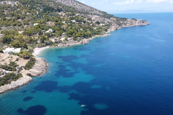 Οι top 3 παραλίες δίπλα στην Αθήνα που μοιάζουν με νησί