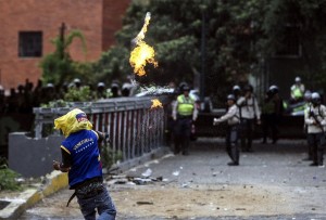 Βενεζουέλα: Σκοτώθηκε έφηβος διαδηλωτής - Στους 43 οι νεκροί