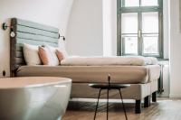 Υπ. Τουρισμού: Οι αλλαγές για τα airbnb, τη στέγαση εργαζομένων και τα χιονοδρομικά