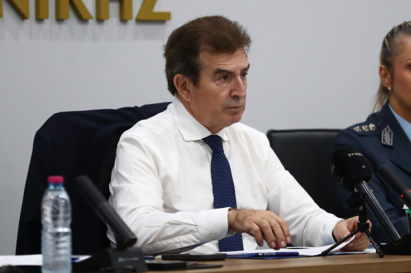 «Δεν ισχύουν πια οι παλιές ταυτότητες»: Τι είπε ο Χρυσοχοΐδης για όσους δεν έχουν βγάλει ακόμα νέες