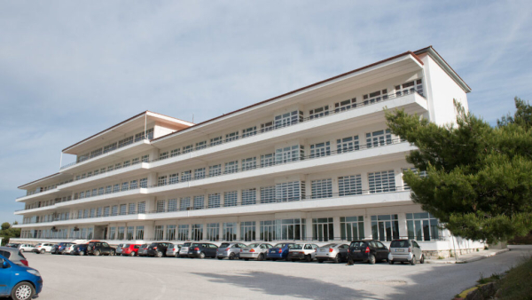 Φρουρούμενος επί 24ωρου ο αστυνομικός της Βουλής - Του αφαιρέθηκε το κινητό