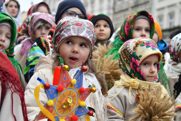 Χριστούγεννα στην Ουκρανία: Εικόνες από την παραδοσιακή παρέλαση στη Λβιβ