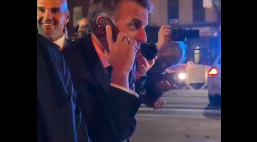 «Μάντεψε! Με σταμάτησαν για να περάσεις εσύ»: Το απρόσμενο τηλεφώνημα του Μακρόν στον Τραμπ