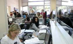 "Μαχαίρι" 4% στους μισθούς του Δημοσίου το 2015