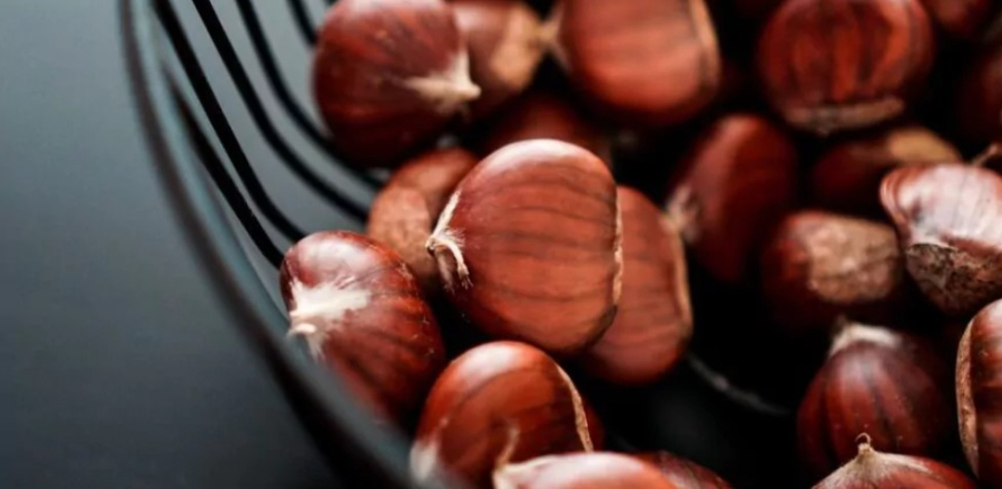 Κάστανα: Πώς θα ξεφλουδίσετε το αγαπημένο χειμερινό σνακ