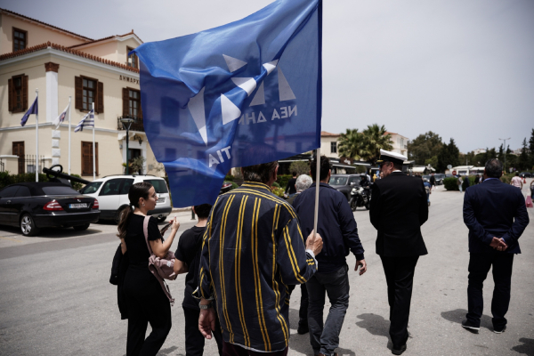 Οι δημοσκοπήσεις δείχνουν φθορά για τη ΝΔ