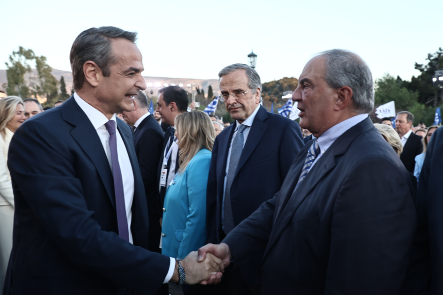 Αγκαλιές, χαμόγελα και συσπείρωση στο 15ο συνέδιο της Νέας Δημοκρατίας στο Ζάππειο