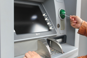 Τέλος στις χρεώσεις για βασικές τραπεζικές συναλλαγές - Τι αλλάζει στις προμήθειες