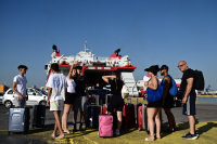Σε εξέλιξη η μεγάλη έξοδος των αδειούχων του Αυγούστου: Τα 10 + 1 νησιά που «σκίζουν» σε πληρότητα
