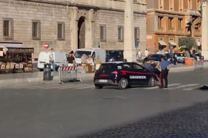 Ιταλία: Αστυνομικός πήγε να συλλάβει μετανάστη και τον χτύπησε κατά λάθος περιπολικό (Βίντεο)