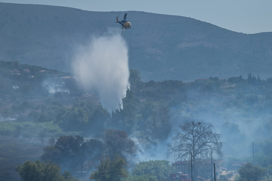 Φωτιά τώρα σε Μεγαλόπολη και Φιλιάτες - Στη «μάχη» και εναέρια μέσα