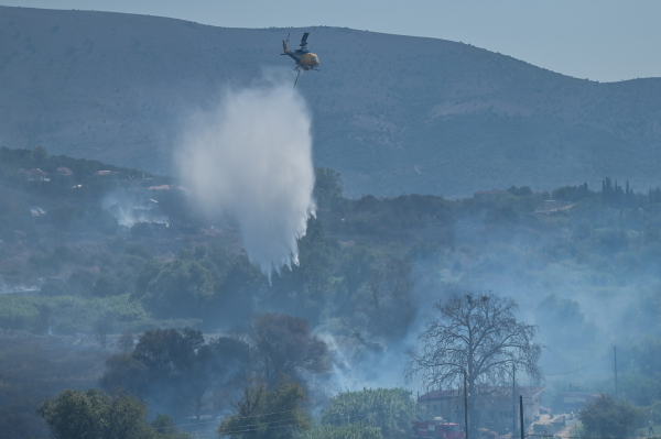 Φωτιά τώρα σε Μεγαλόπολη και Φιλιάτες - Στη «μάχη» και εναέρια μέσα