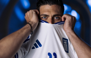 Αυτή είναι η νέα φανέλα της Εθνική Ελλάδας - Με το «πειρατικό» (Εικόνες και βίντεο)