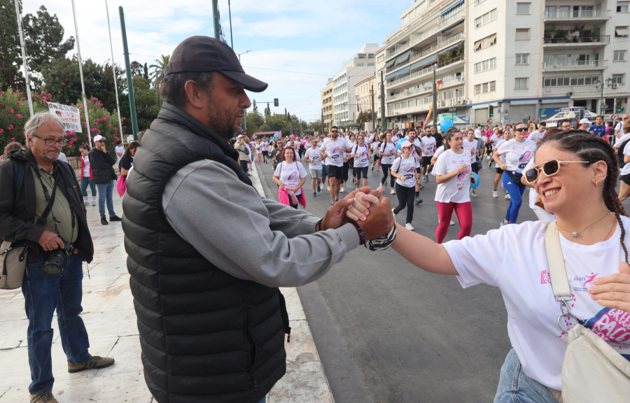 Αγώνας αλληλεγγύης: Δρομείς του «Greece Race for the Cure» αγκάλιασαν τον Πάνο Ρούτσι (εικόνες)
