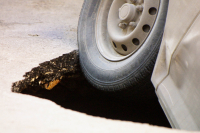 Άνοιξε ο δρόμος και «κατάπιε» αυτοκίνητο και οδηγό (βίντεο)