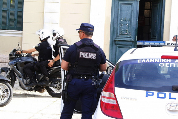 ΕΛΑΣ: Έκρηξη εμπρηστικού μηχανισμού τα ξημερώματα στο Παλαιό Φάληρο (vid)