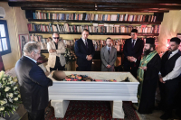 Συγκίνηση στο τελευταίο αντίο στη Μαίρη Χρονοπούλου με μια μελωδία από το κόκκινο βιολί της Ευανθίας Ρεμπούτσικα