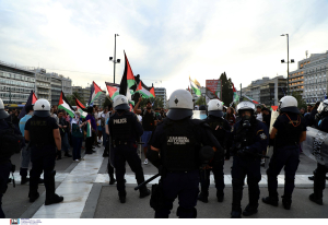 Ένταση με χημικά στο Σύνταγμα σε συγκέντρωση για την Παλαιστίνη