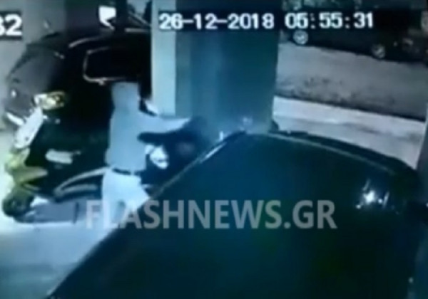 Συγκλονιστικό βίντεο: Η στιγμή που ο «δράκος των Χανίων» επιτίθεται σε ανυπεράσπιστη κοπέλα (vid)