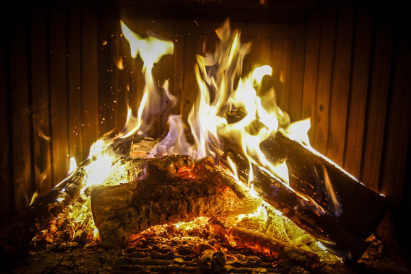 Τραγωδία στην Αχαΐα, κάηκε πέφτοντας στο τζάκι