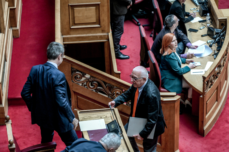 Metron Analysis Poll Shows Mitsotakis Approval Plummeting Amid Rising Public Discontent