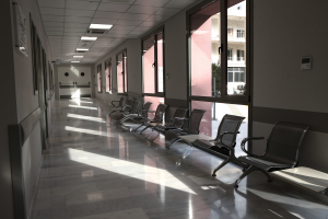«Έχει χάσει πολύ αίμα»: Δίνει μάχη ο τουρίστας που ακρωτηριάστηκε στο φαράγγι της Σαμαριάς