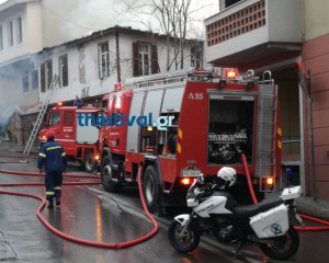 Πυρκαγιά στη Θεσσαλονίκη: Στις φλόγες κτίριο στην Άνω Πόλη (video)