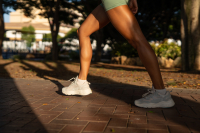 Fitness influencer διατηρεί δυνατά πόδια στα 60 της - 5 απλές ασκήσεις που κάνει