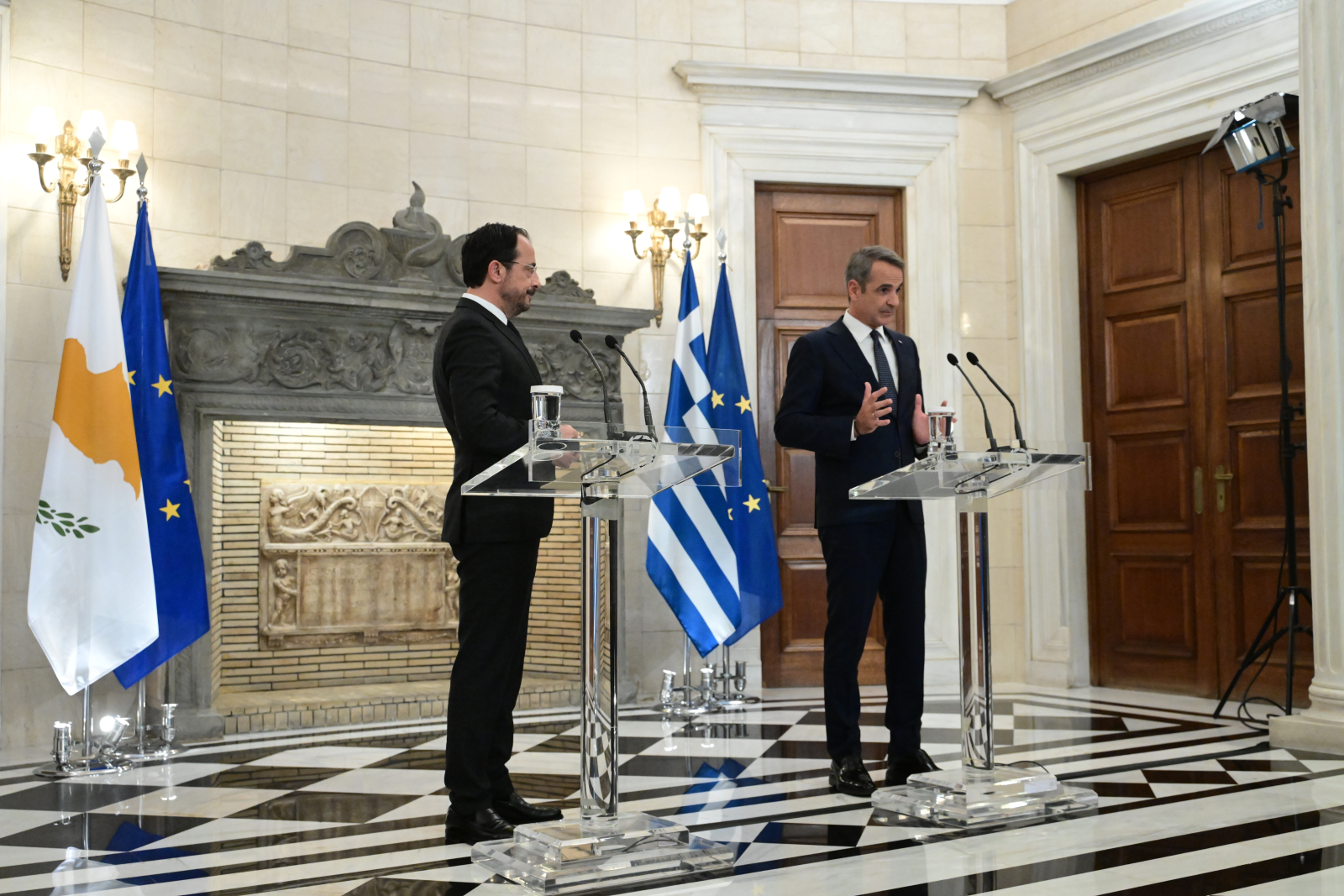 Όταν η Ελλάδα «επιμένει» στο fuel pass, η Κύπρος ανακοινώνει μηδενικό ΦΠΑ σε τρόφιμα, φθηνότερο ρεύμα και καύσιμα