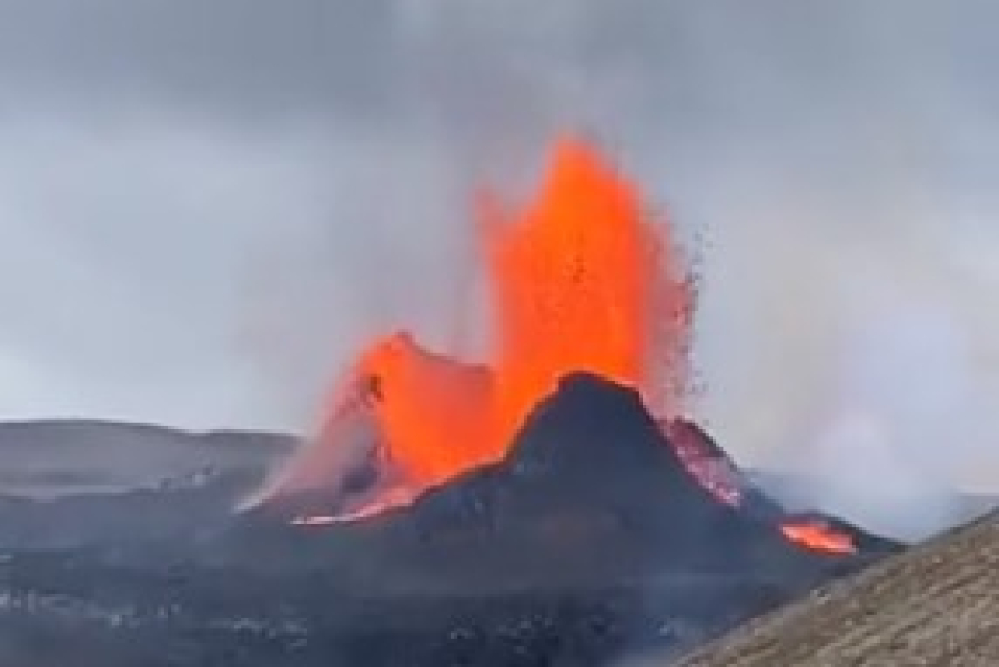 Ισλανδία: Καθηλώνουν οι εικόνες από την έκρηξη του ηφαιστείου (Βίντεο & Εικόνες)