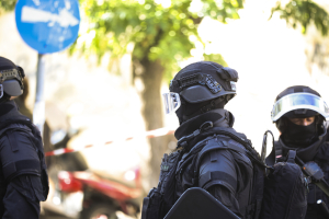 Μεγάλη αστυνομική επιχείρηση στην Αγία Βαρβάρα (Βίντεο)