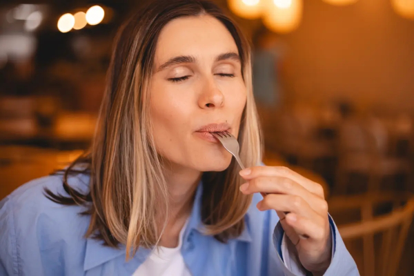 Πέντε αισθήσεις στο τραπέζι – το φαγητό ως πλήρης αισθητηριακή εμπειρία