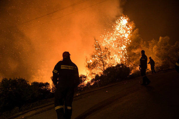 Φωτιά στην Εύβοια: Ενισχύονται οι δυνάμεις πυρόσβεσης - Αντιπυρική ζώνη στην Πλατάνα - Άγρυπνοι για δεύτερη νύχτα οι κάτοικοι