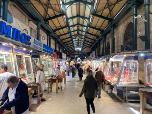 Κρεοπωλεία vs σούπερ μάρκετ: Ξεκίνησε η «μάχη» της Τσικνοπέμπτης, τιμές «ζαλάδα» για τους καταναλωτές