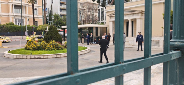 Διαμαρτυρία για τα Προσφυγικά της Αλεξάνδρας στη Βουλή