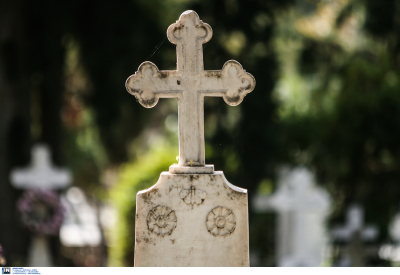 Μεγάλη ανησυχία στα νεκροταφεία - Γιατί δε «λιώνουν» οι νεκροί από κορονοϊό;