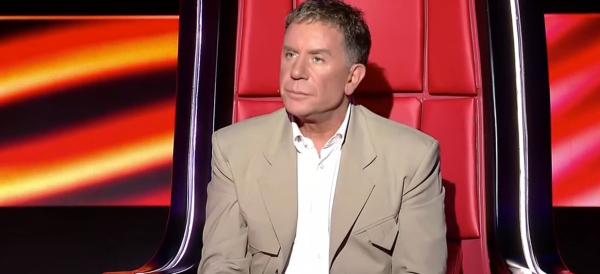 The Voice: Ο Γιώργος Μαζωνάκης ερμηνεύει Παντελή Θαλασσινό και το κοινό τον αποθεώνει (βίντεο)
