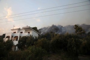 Μαίνεται η μεγάλη φωτιά στην Χαλκιδική - Πλησίασε σπίτια