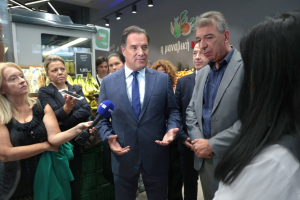 Επίσκεψη Γεωργιάδη σε σούπερ μάρκετ - Από 1η Ιανουαρίου 2024 η ψηφιακή κάρτα εργασίας και στο λιανεμπόριο