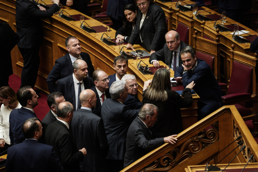 Απορρίφθηκε η πρόταση δυσπιστίας με 157 κατά - Έμειναν η συγκάλυψη των Τεμπών και οι «βόμβες» Σαμαρά