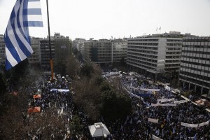Η τεράστια ελληνική σημαία που κυματίζει στην πλατεία Συντάγματος (pic)