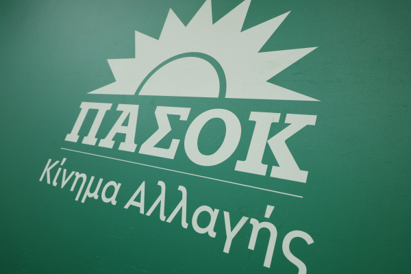 ΠΑΣΟΚ κατά ΕΛΑΣ: Τα προοδευτικά κόμματα γεννιούνται μέσα από τον λαό, δεν επωάζονται στα θερμοκήπια της διαπλοκής