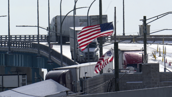 Τραμπ: Απειλεί να μπλοκάρει το άνοιγμα γέφυρας που συνδέει τις ΗΠΑ με τον Καναδά