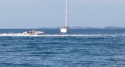 Παραλίγο τραγωδία στη Βόνιτσα: Σκάφος έκανε... κύκλους γύρω από τον χειριστή του (βίντεο)