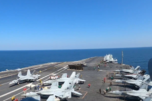 Όλα όσα συμβαίνουν στο κατάστρωμα του αμερικανικού αεροπλανοφόρου USS Abraham Lincoln (Βίντεο)