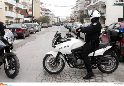 Θεσσαλονίκη: Πανικός με λογιστή σε κατάσταση αμόκ, βγήκε στο δρόμο με πιστόλι (βίντεο)